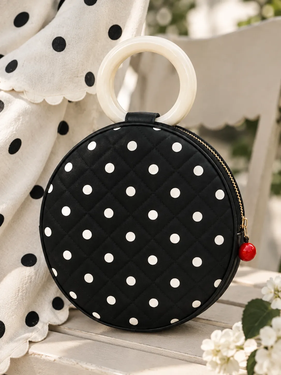 Circle Ring Bag, close-up: the round ring handle and quilting