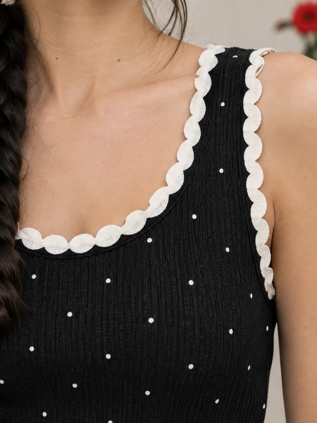Ribbed Dot Tank, close-up: the white scalloped edging