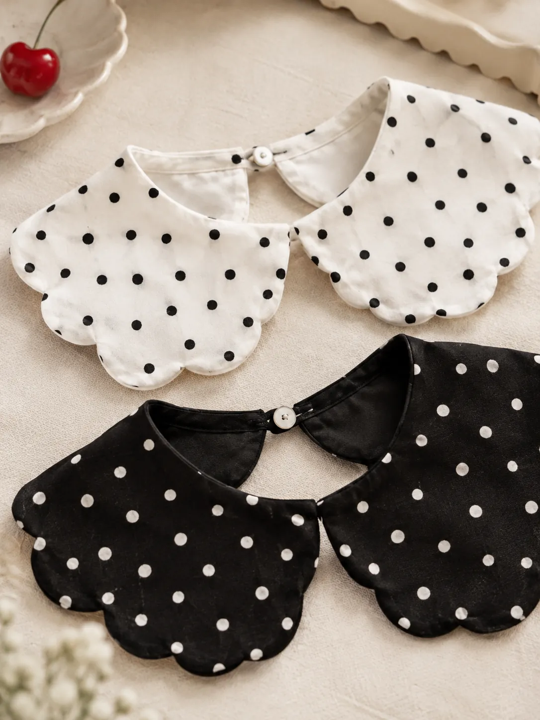 Round Collar Duo, close-up: the button fastening