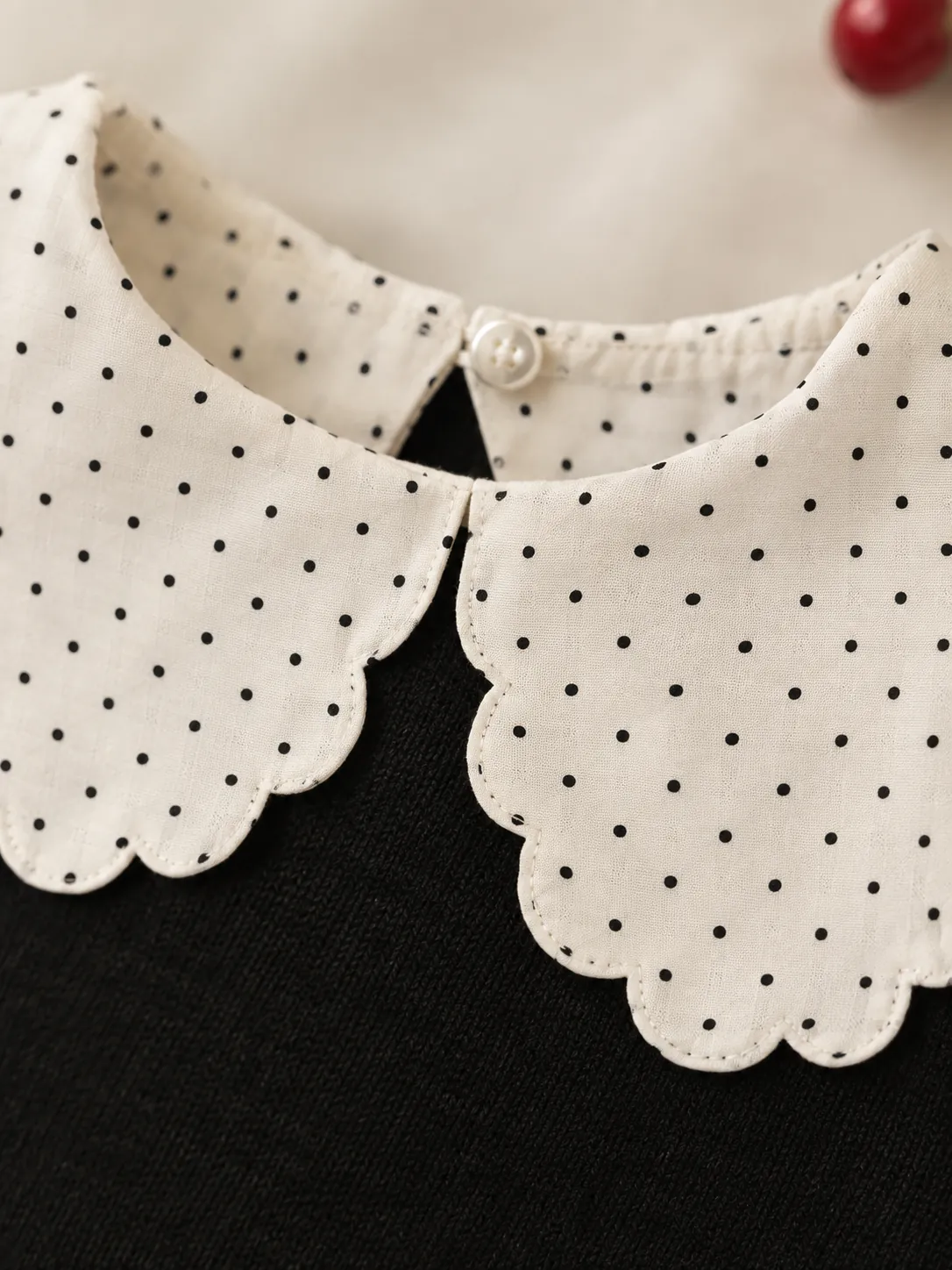 Scallop Detachable Collar, close-up: the scalloped edge